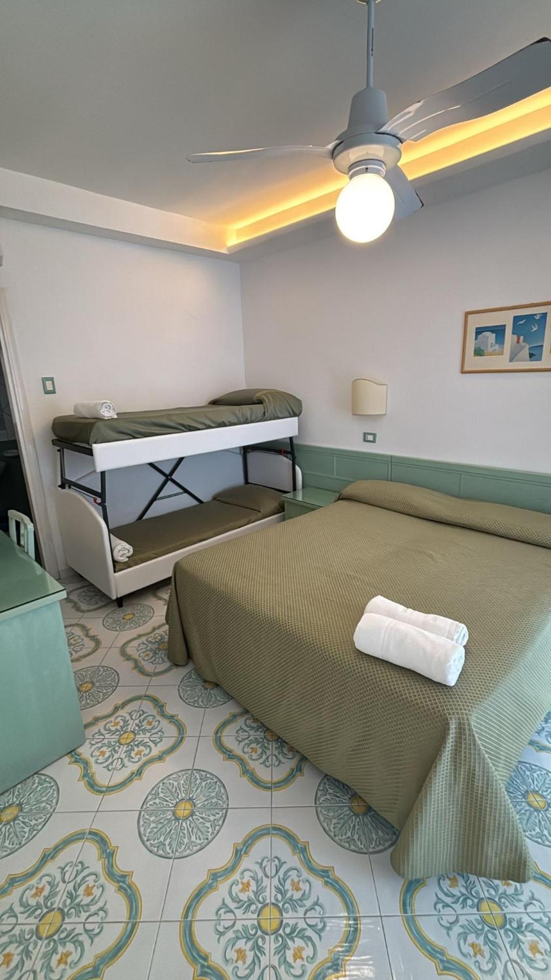 Hotel Parco Cartaromana Иския Екстериор снимка